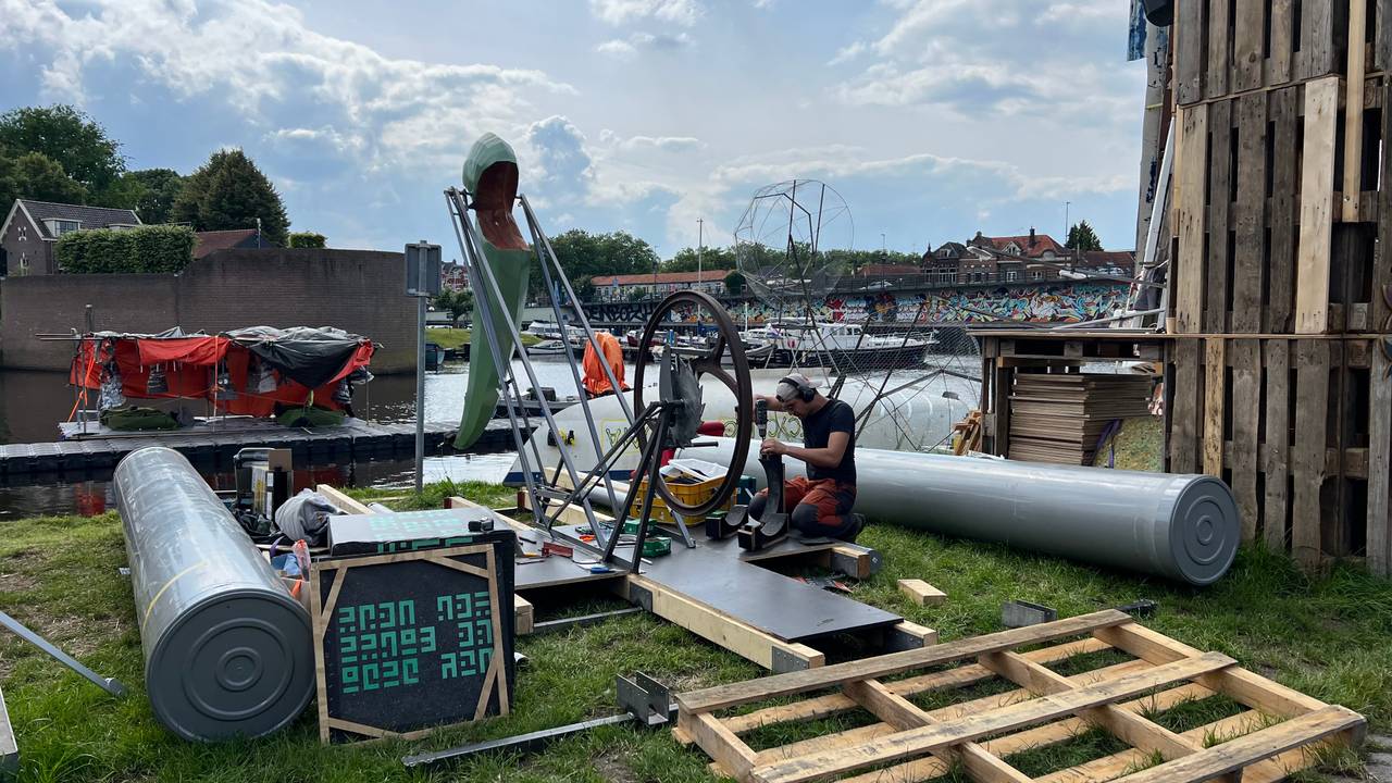 Slecht weer maakt de voorbereiding van Bosch Parade-kunstwerken uitdagend (foto: Megan Hanegraaf).