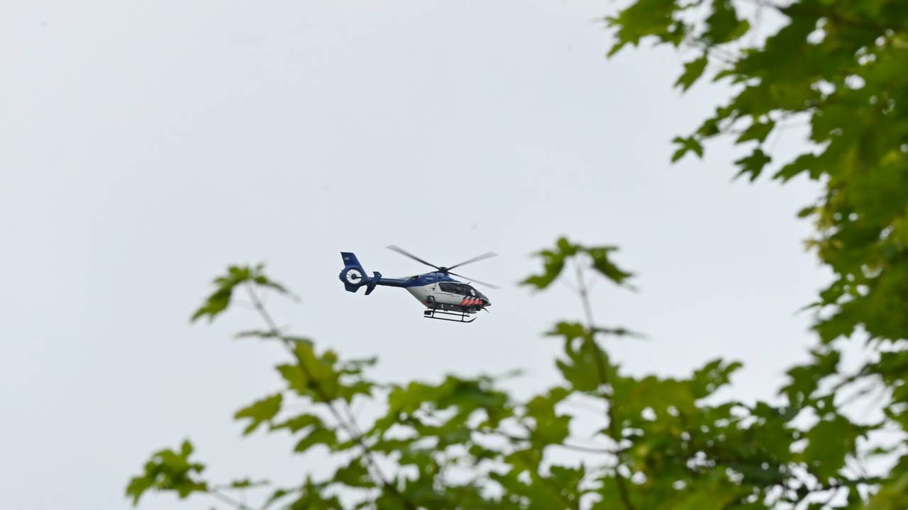 Er is een helikopter ingezet om de man te zoeken (foto: Toby de Kort/SQ Vision).