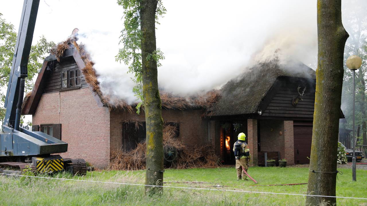 Veel rook bij de woningbrand (foto: Christian Traets/SQ Vision)