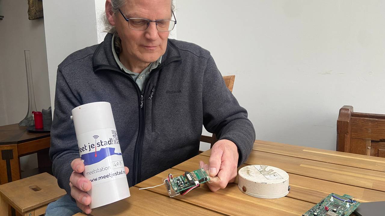 Leo leert stadsgenoten hoe ze een meetstation in elkaar kunnen knutselen (foto: Marleen Kuijsters).