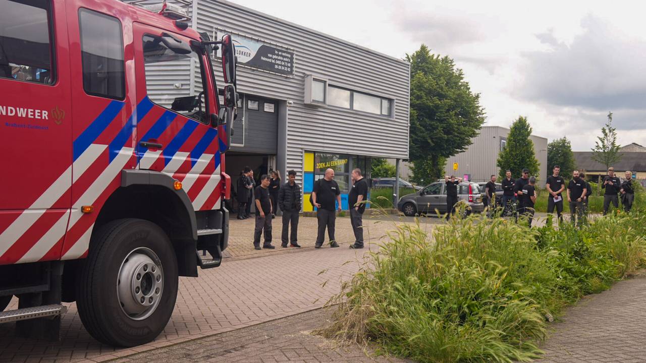 Het personeel staat buiten te wachten (foto: Harrie Grijseels/SQ Vision).