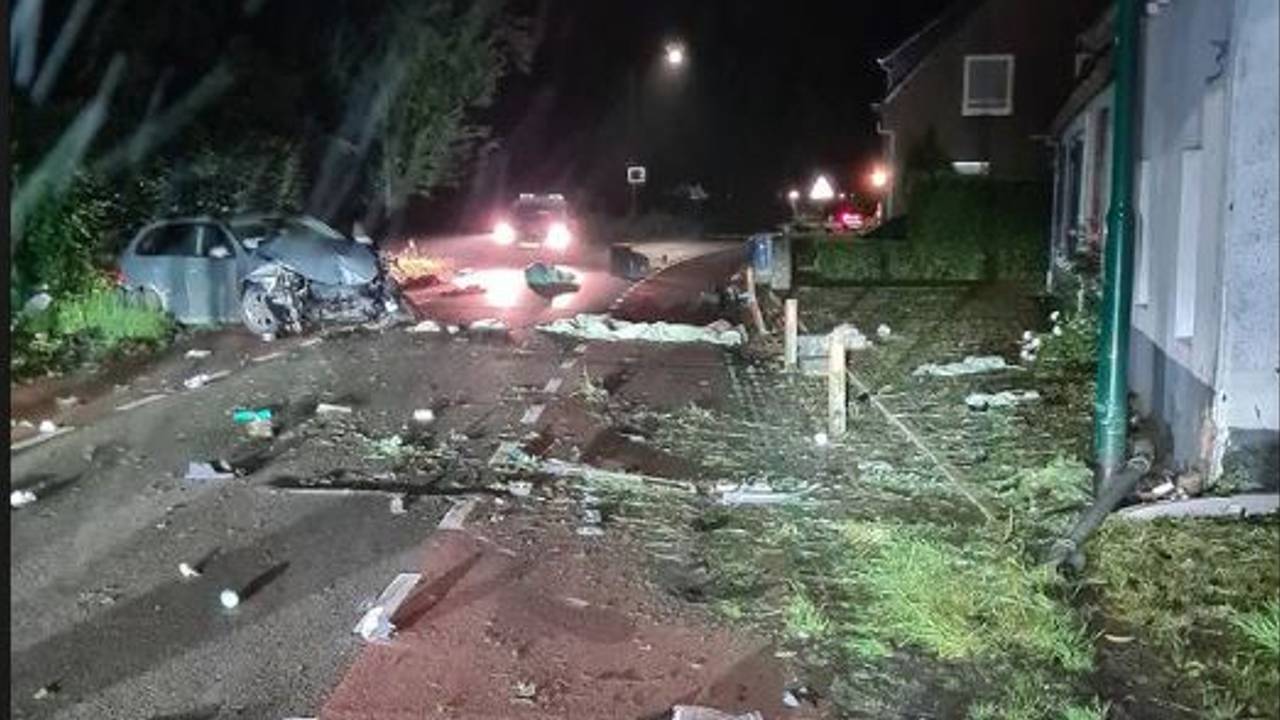 De gestolen auto crashte in Gilze (foto: Instagram verkeerspolitie Zeeland-West-Brabant).