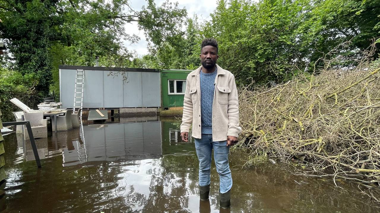 Het gezin uit Wintelre krijgt middenin een verbouwing met het hoge water te maken (foto: Raymond Merkx).