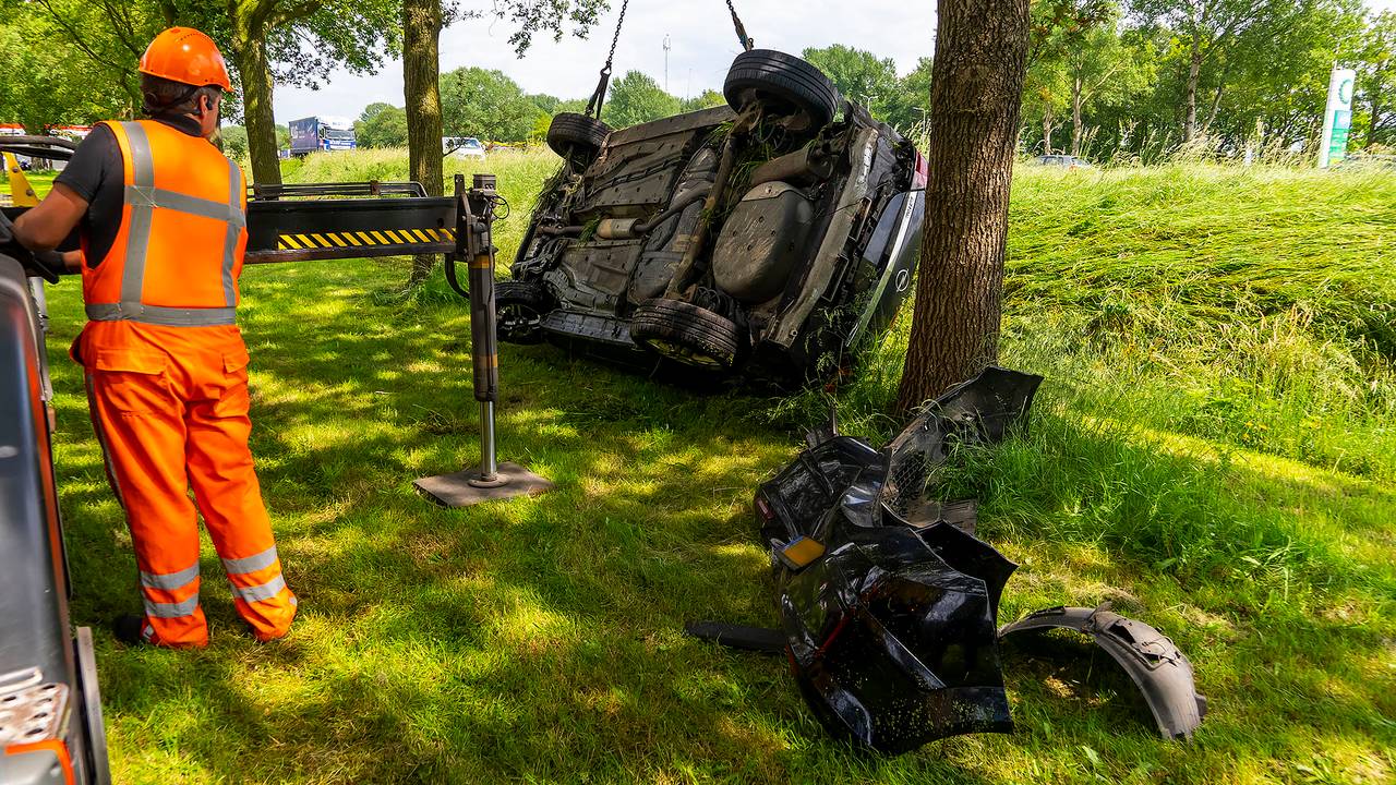 Een bergingsbedrijf takelde het voertuig uit de sloot (foto: SQ Vision/Gabor Heeres).