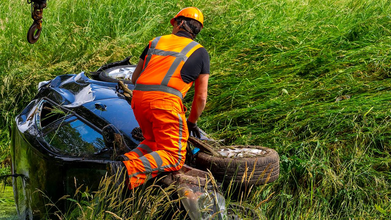 De auto kwam in de beek terecht (foto: SQ Vision/Gabor Heeres).