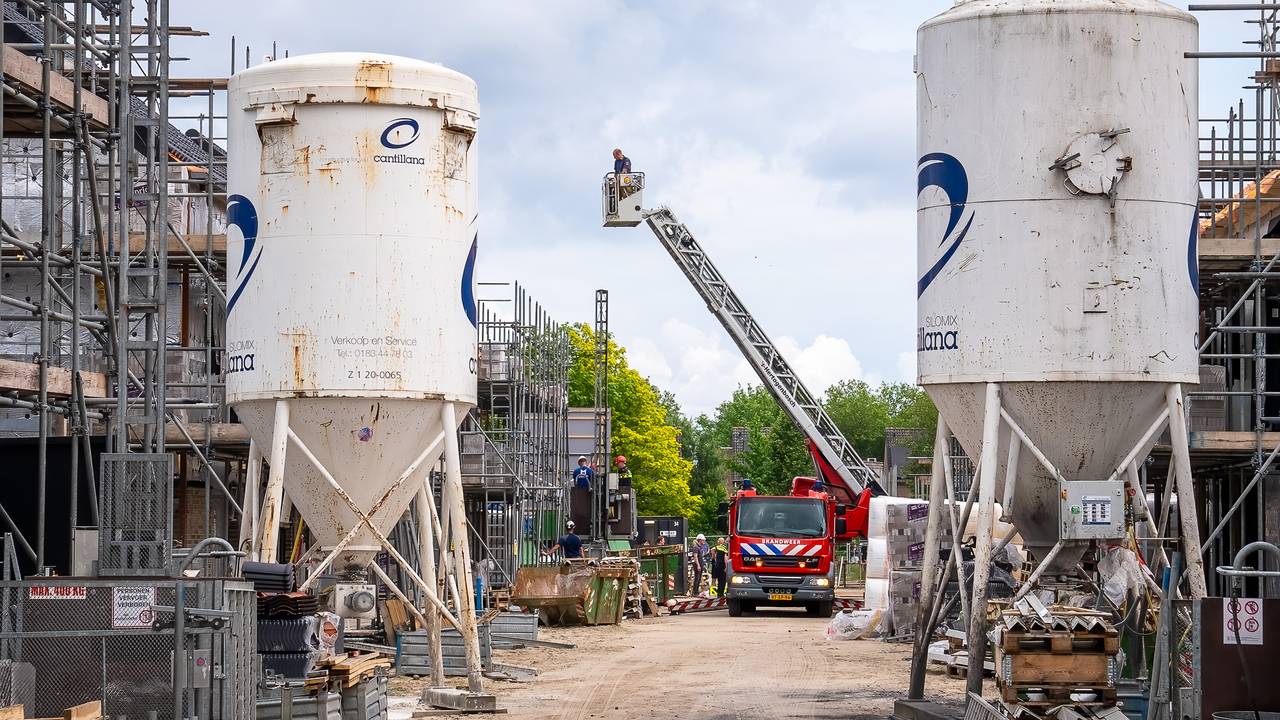 De brandweer kwam met een hoogwerker naar de plek van het ongeval (foto: SQ Vision/Iwan van Dun).