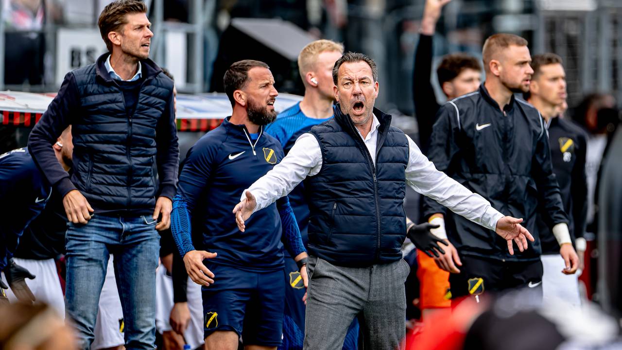 NAC-trainer Jean-Paul van Gastel in de eerste helft (foto: Eye4Images).