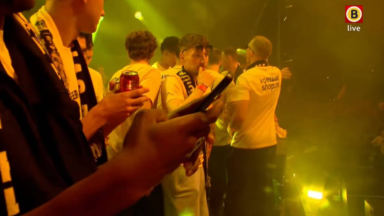 De spelers op het podium.