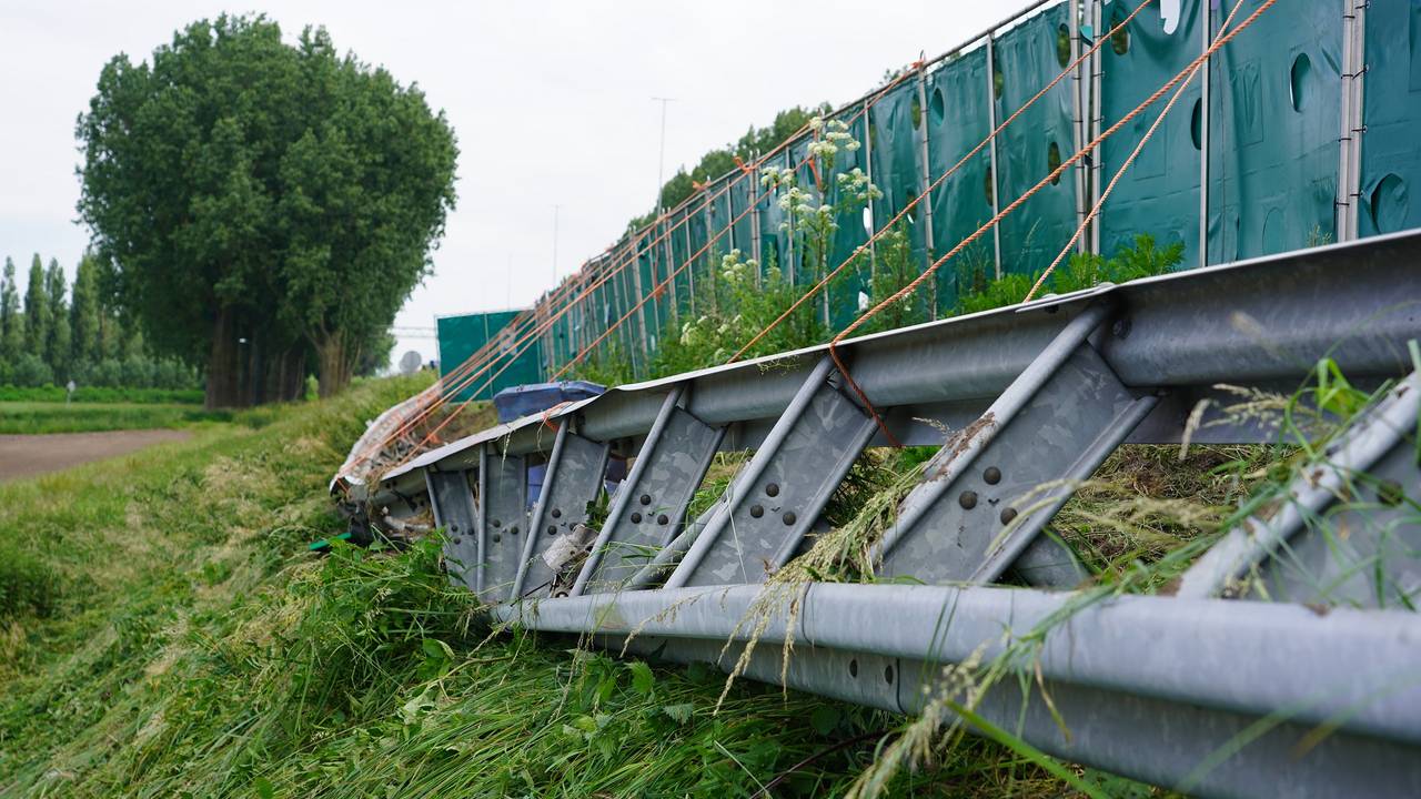 De vangrail bleef ook niet ongemoeid (foto: SQ Vision/Jeroen Stuve).