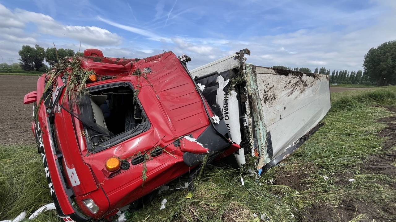 De vrachtauto raakte zwaar beschadigd (foto: SQ Vision/Jeroen Stuve).