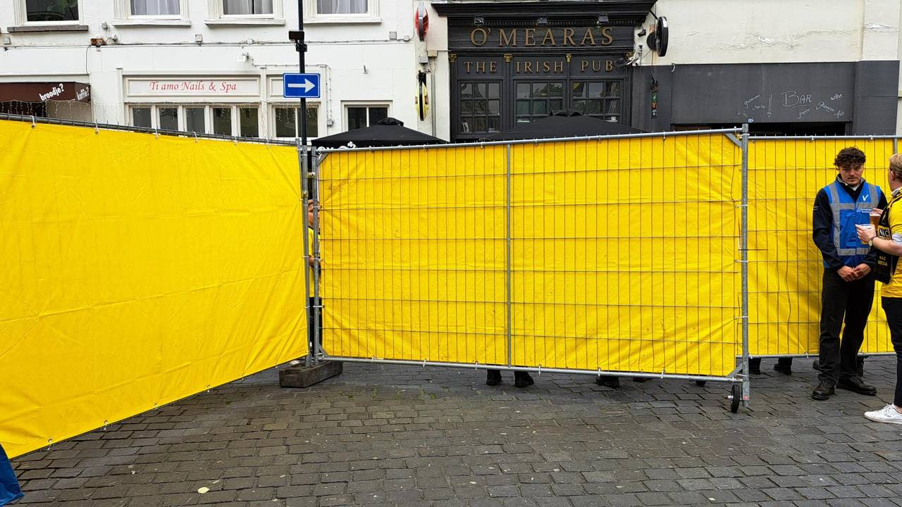 De hekken rondom de Grote Markt gaan dicht.