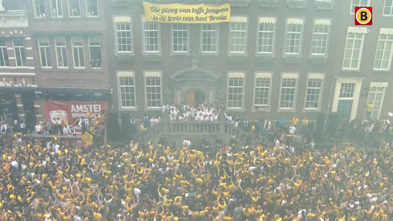 De spelers staan op het bordes en de fans gaan los!