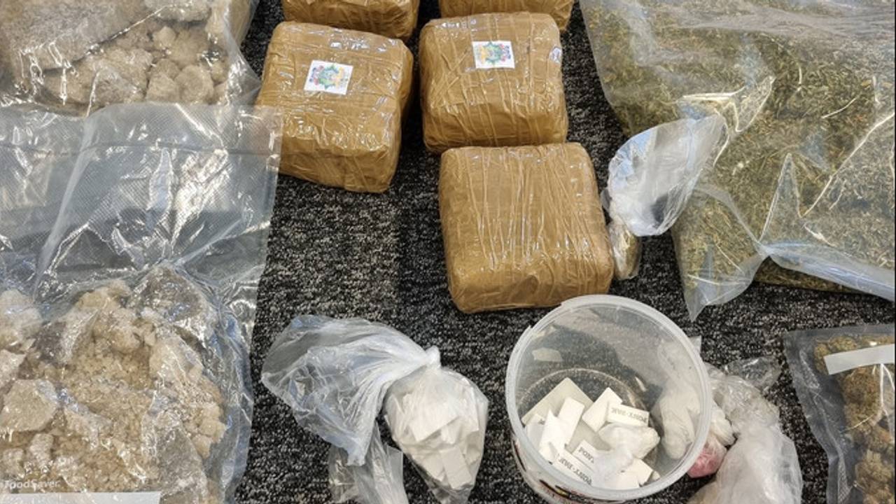De drugs werden gevonden in een huis in Helmond (foto: politie Helmond)