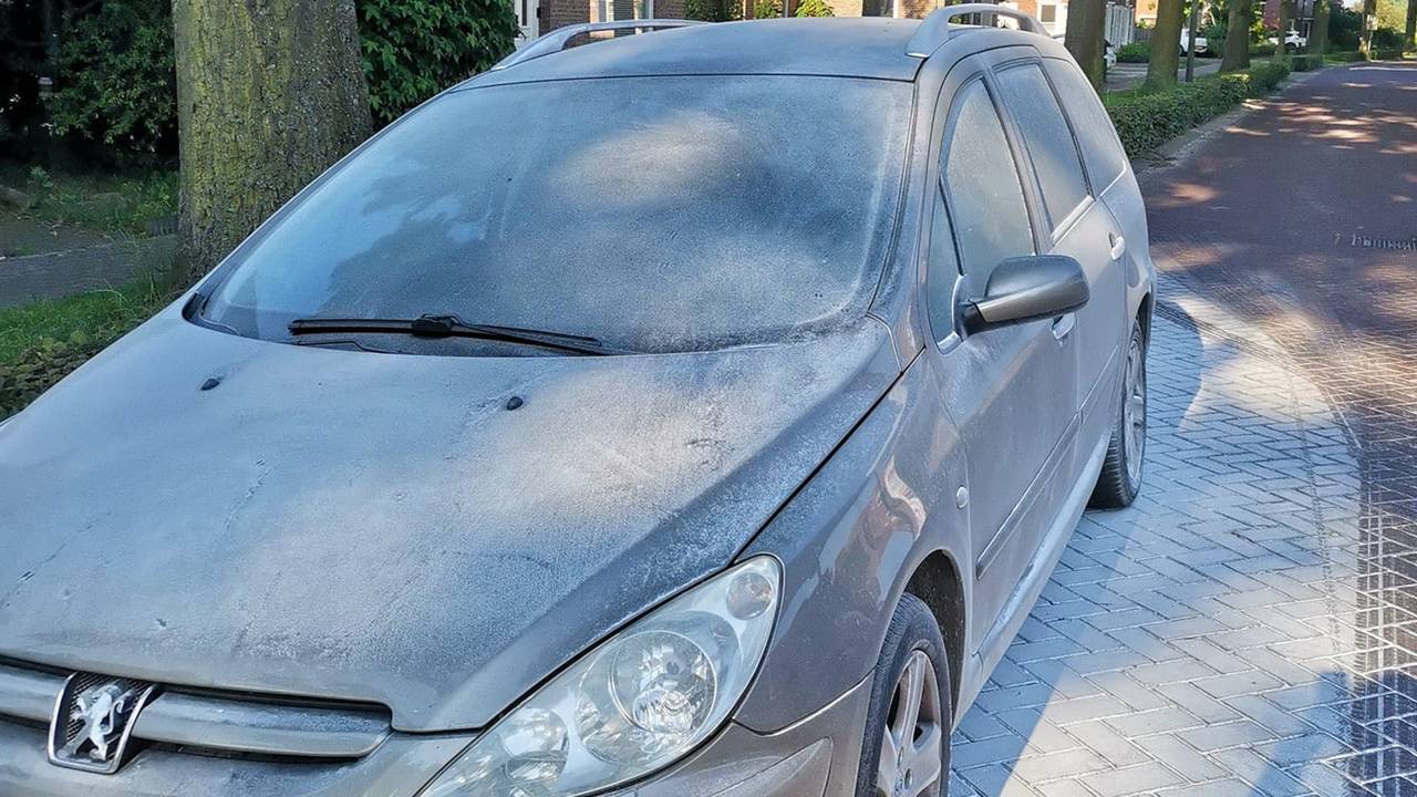 De beschadigde auto van Marjolein (foto: Marjolein Bindels).