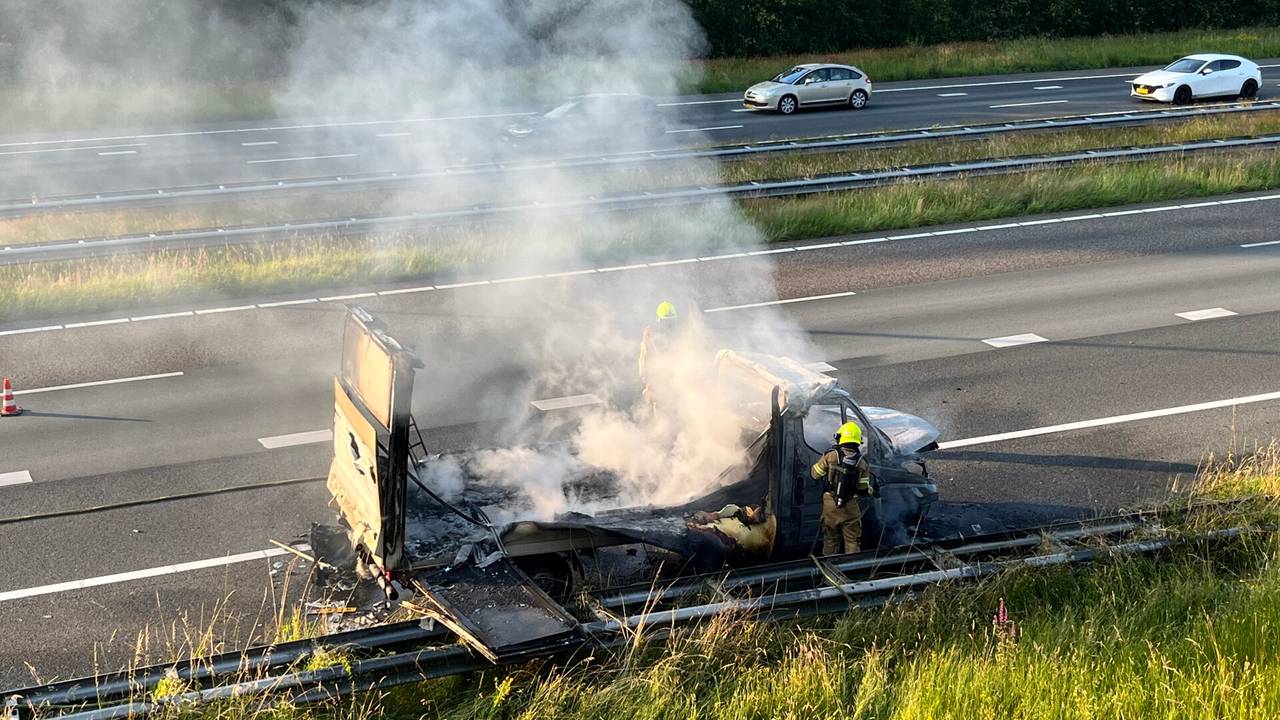 De bakwagen is volledig afgebrand (foto: Jeroen Stuve/SQ Vision).