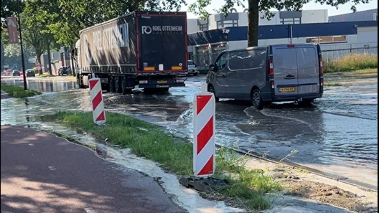 De straat stond vanochtend blank (beeld: Mart Opheij).