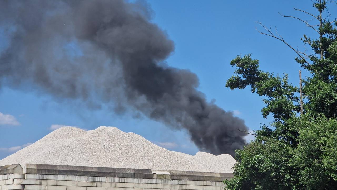Er zijn ook donkere rookpluimen te zien (foto: Omroep Brabant).