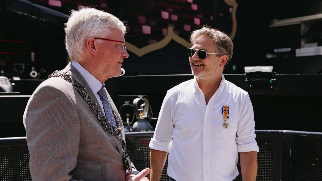 Guus Meeuwis kreeg de onderscheiding van burgemeester Theo Weterings (foto: Alina Krasieva Photography).