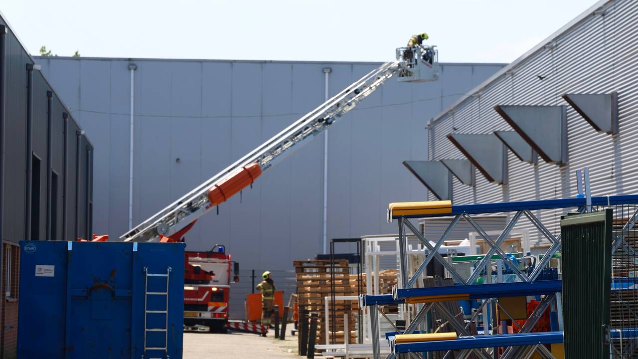 De brandweer zette een laddervoertuig in (foto: SQ Vision/Sander van Gils).