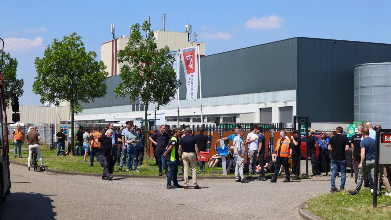 De medewerkers keken toe hoe de brandweer in actie kwam (foto: SQ Vision/Sander van Gils).