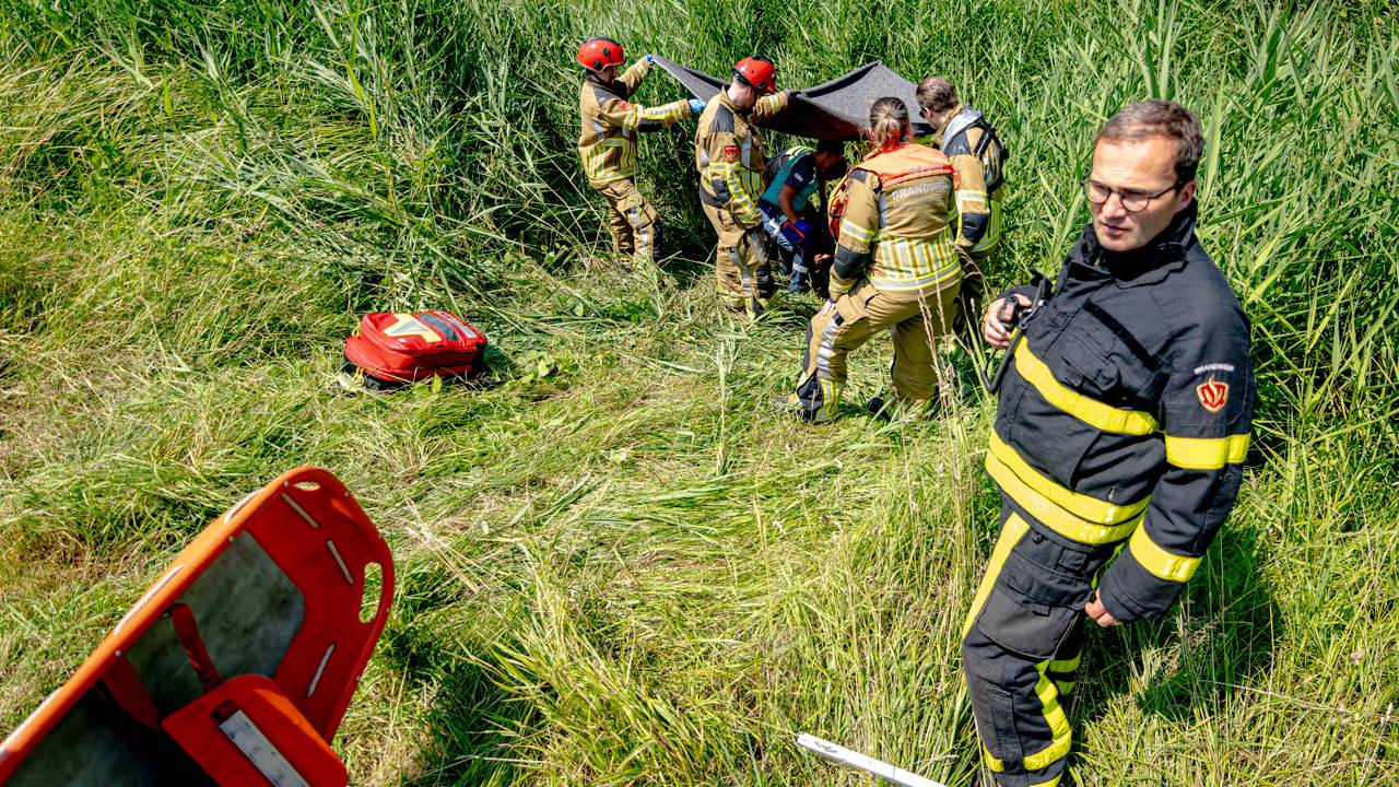 De man moest door de brandweer uit een beek gehaald worden (foto: Eye4images).