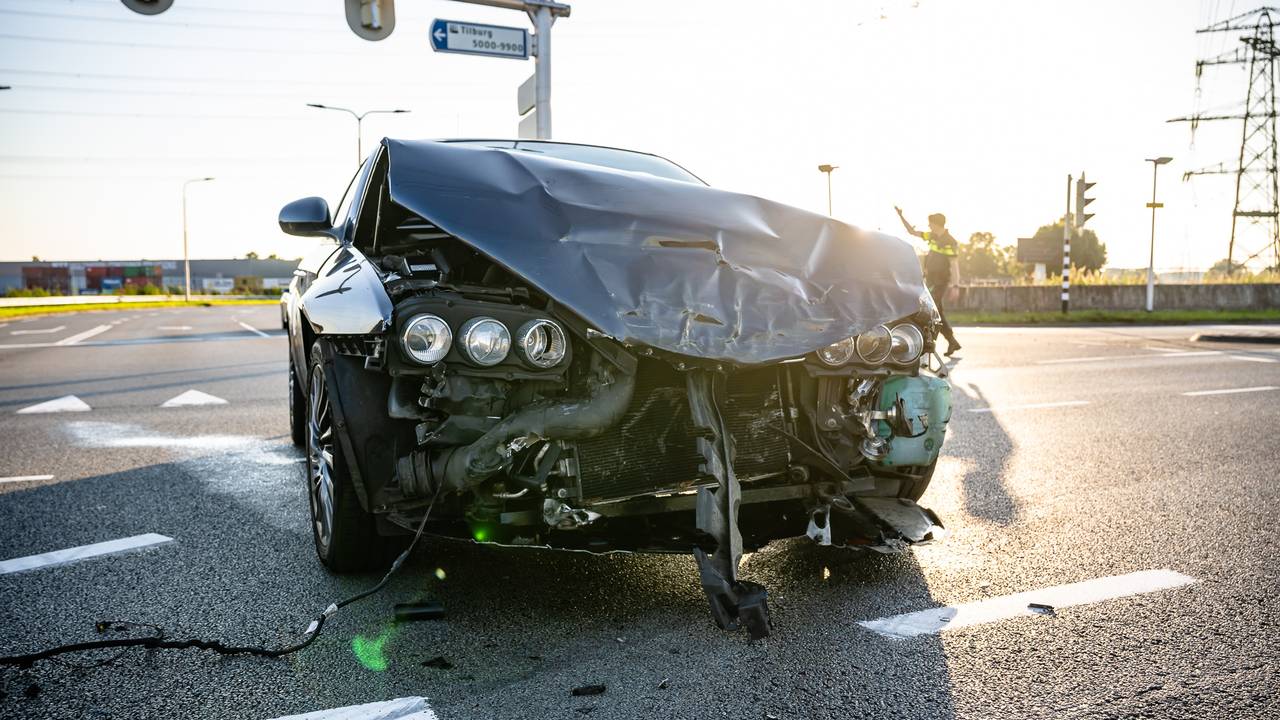 Flinke schade na de botsing (foto: Jack Brekelmans/SQ Vision).