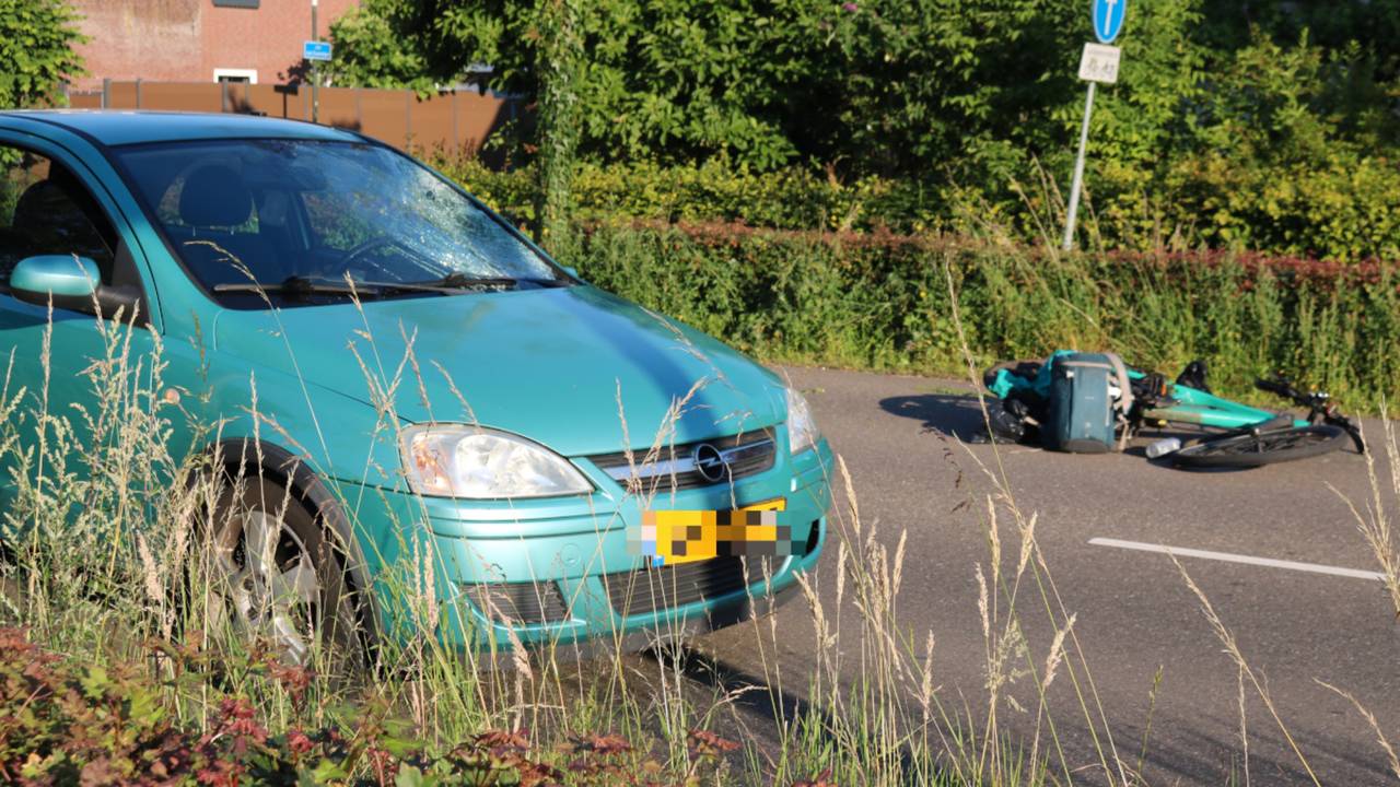 De betrokken en auto en fiets (foto: TVSchijndel).