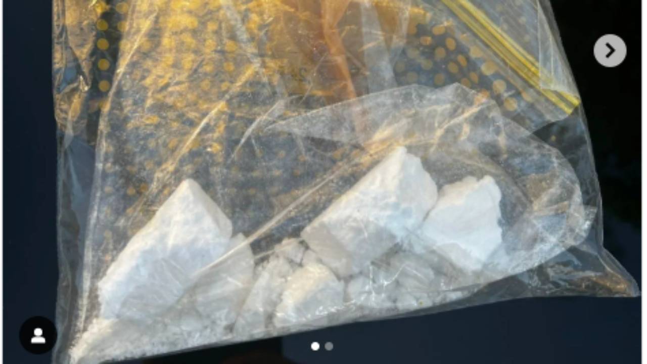 De cocaïne zat in een zakje (foto: wijkagenten Vaartbroek).