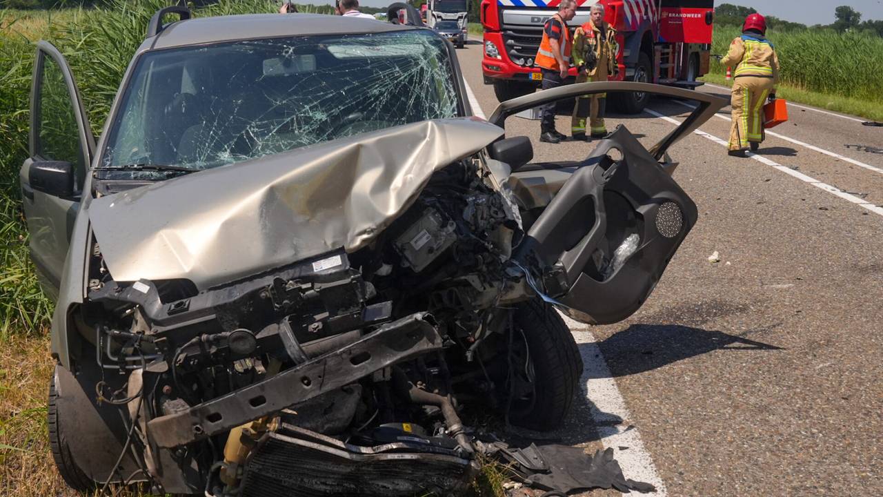 Er bleef weinig over van de voorkant van de auto's (foto: SQ Vision/Harrie Grijseels).