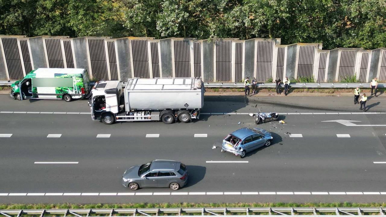 Er was flinke schade aan de voertuigen (foto: SQ Vision/WdG).