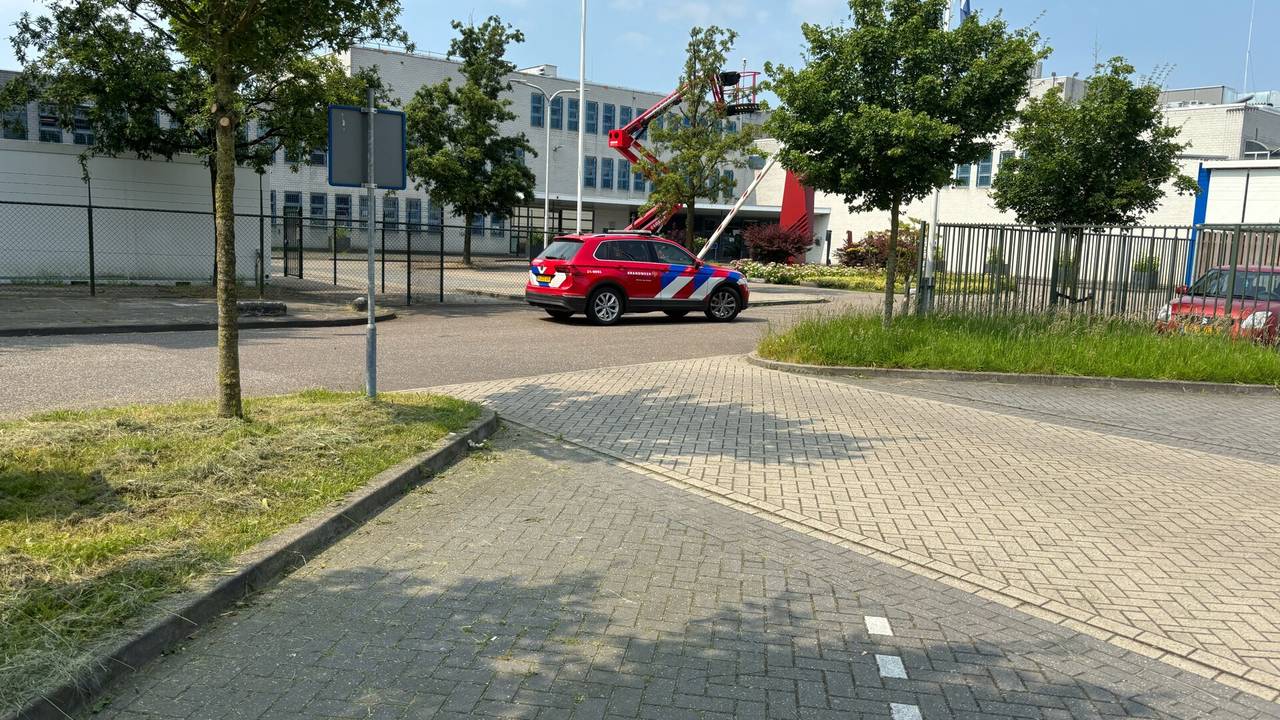 De hoogwerker stond op het gevangenisterrein (foto: SQ Vision/Marco van den Broek).