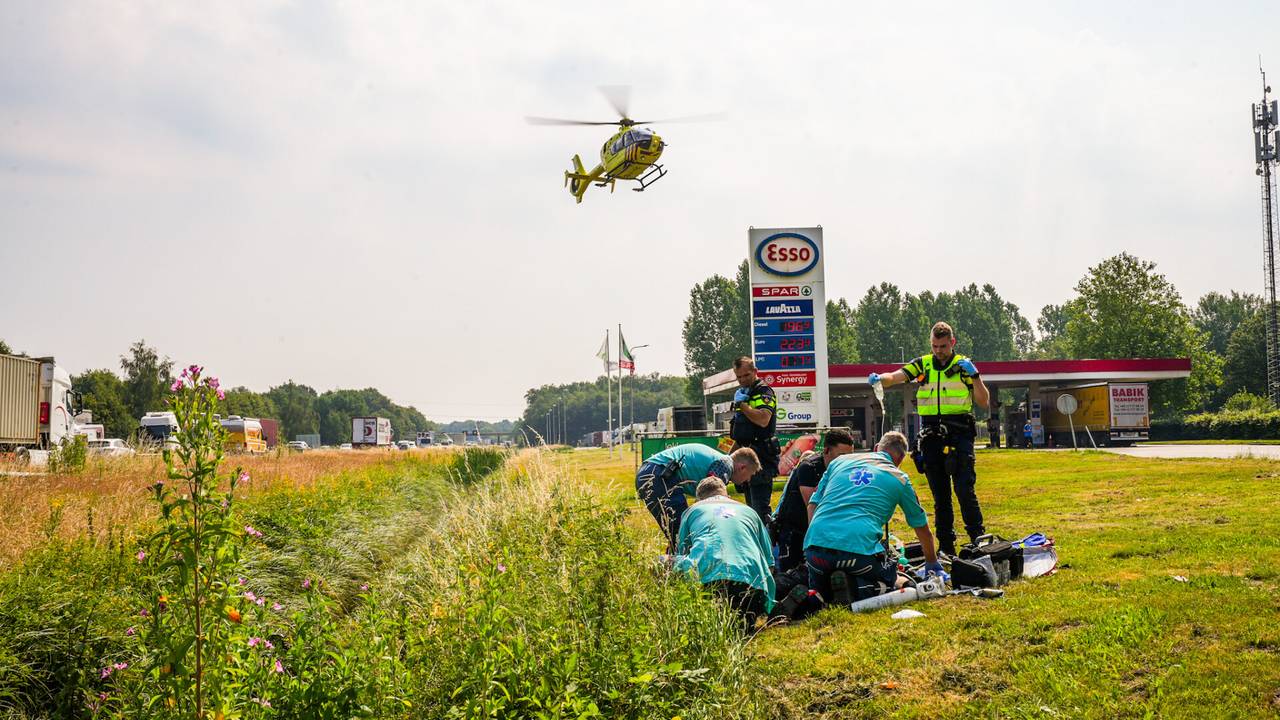 Motorrijder overleden bij ongeluk op A67 na crash in sloot.