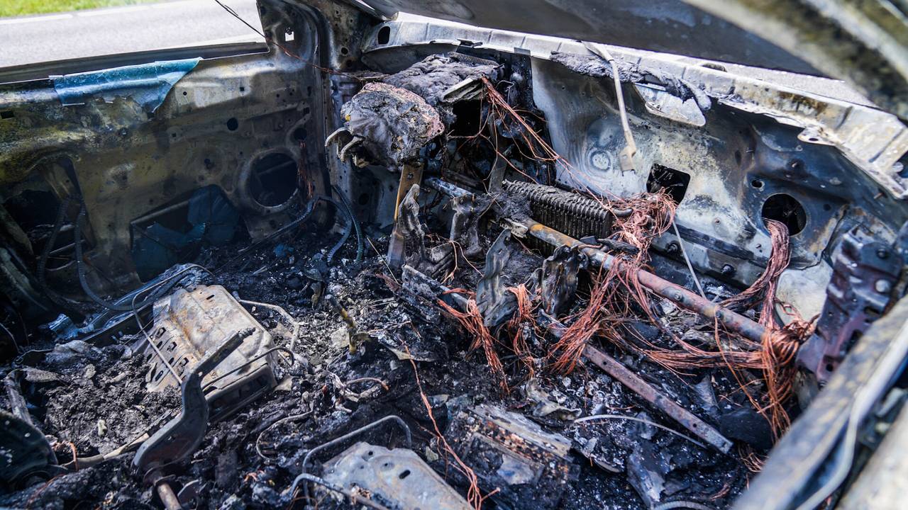 Van de auto is weinig over (foto: SQ Vision/Dave Hendriks).