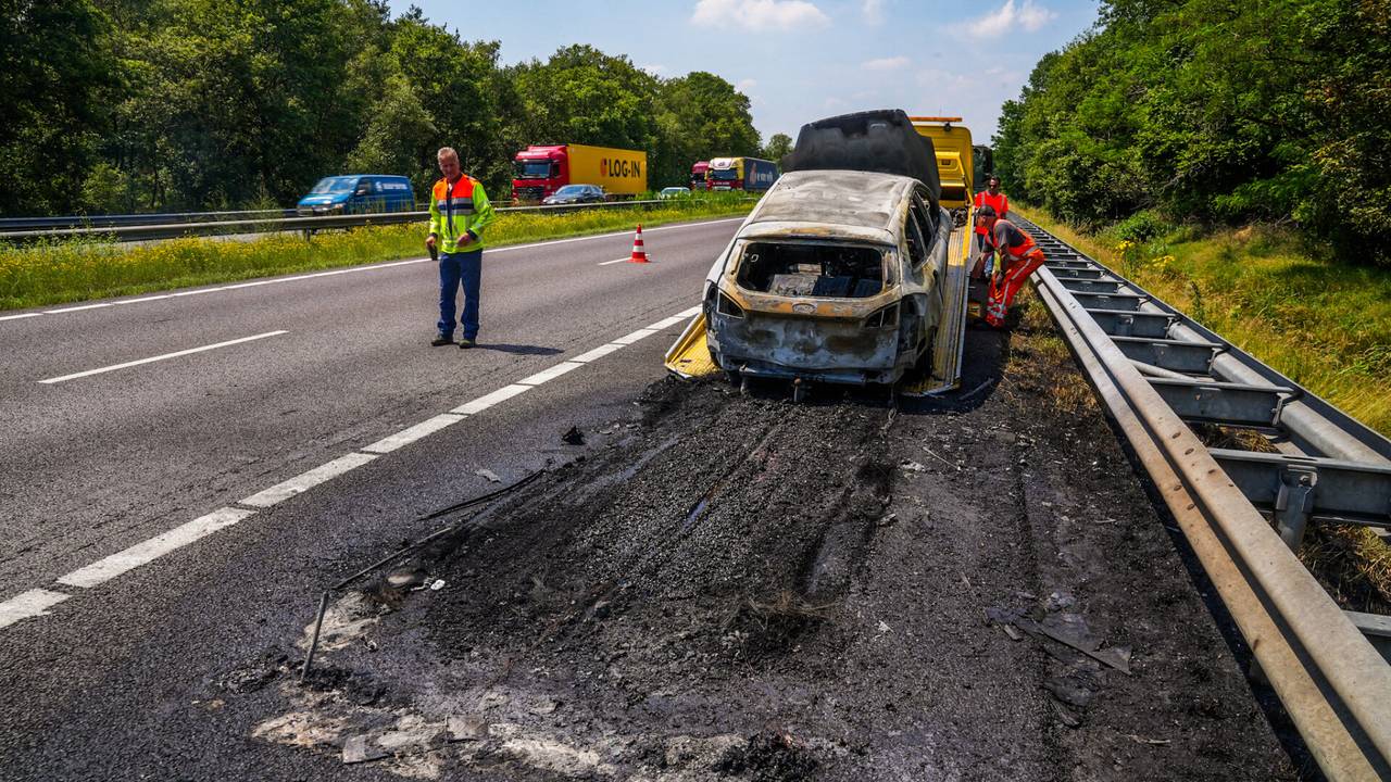 De auto werd afgevoerd (foto: SQ Vision/Dave Hendriks).