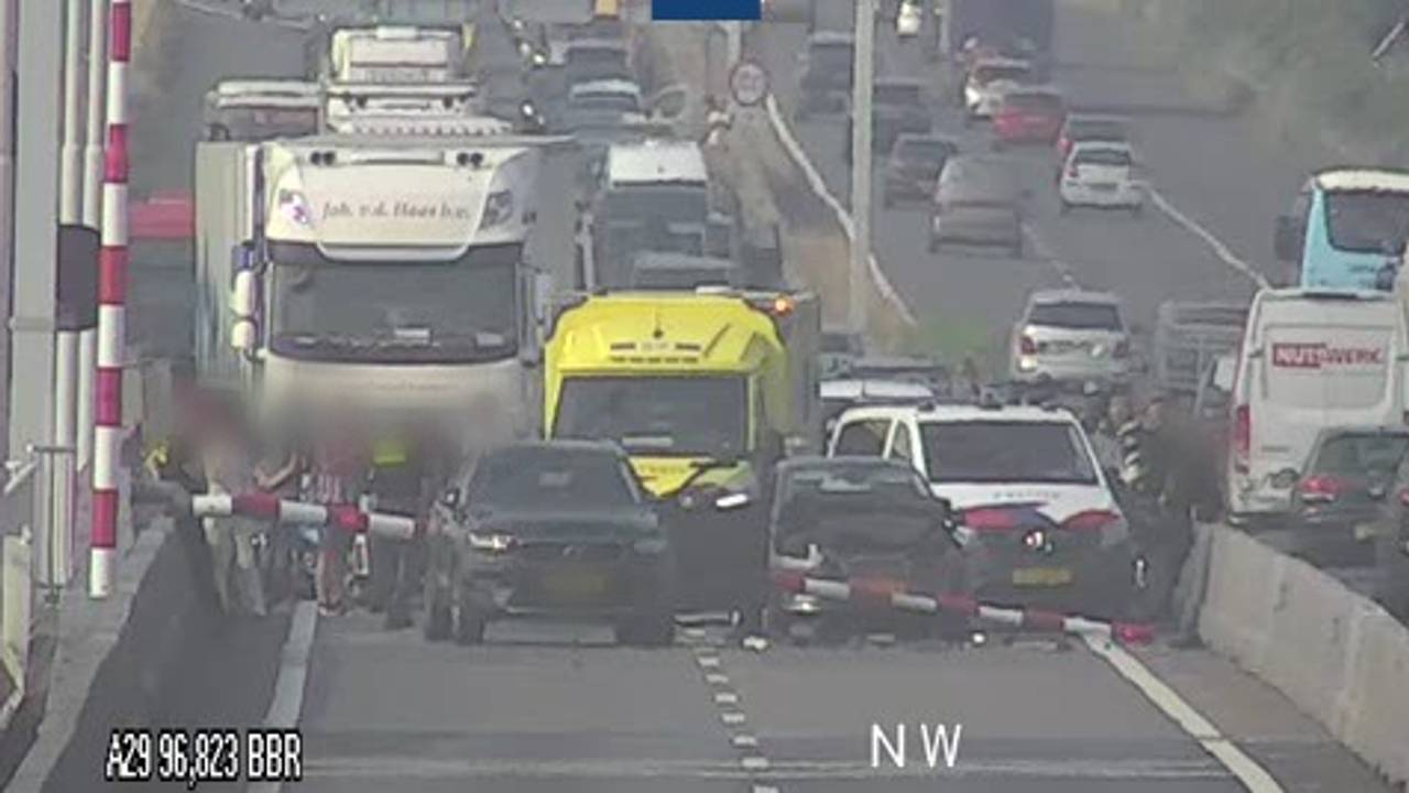 Uur vertraging na ongeluk op Haringvlietbrug, slagboom is kapot.