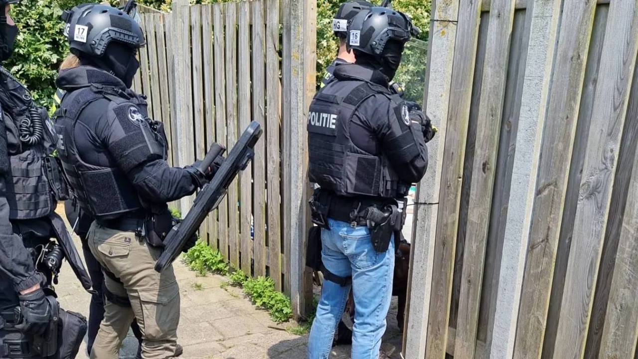 De specialistische eenheid moet er aan te pas komen in Roosendaal (foto: Facebook Politie Breda).