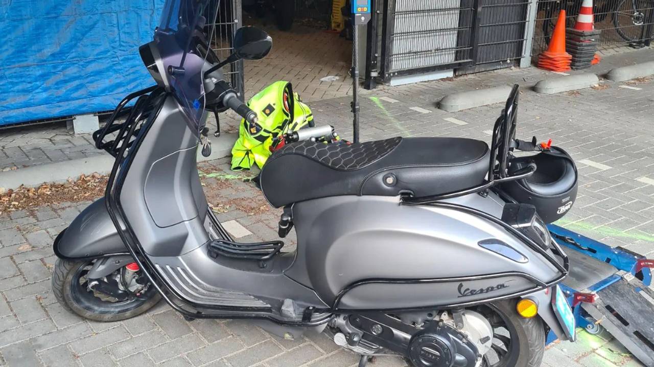 Snorfietser met kind vlucht na botsing, politie start achtervolging.