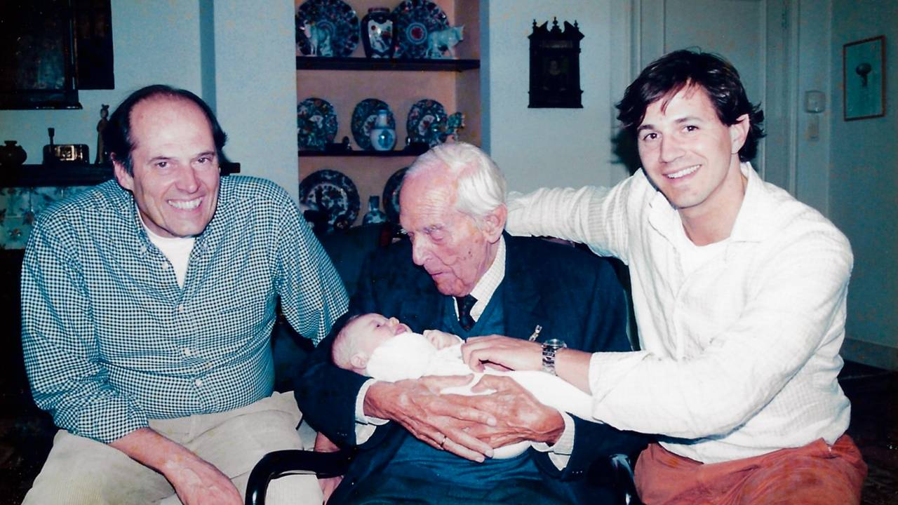 Uit het Philips-familiealbum: vier generaties met links Frits jr. rechts zijn zoon en in het midden Frits sr. met zijn achterkleinzoon Kees (foto: Philips)..