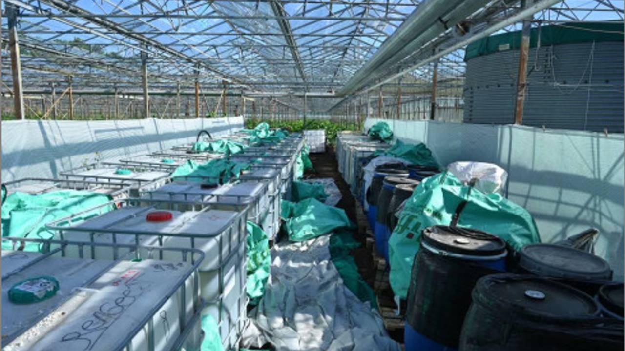 Het drugslab met duizendlitervaten in een kassencomplex bij Bergen op Zoom (Foto: politie)