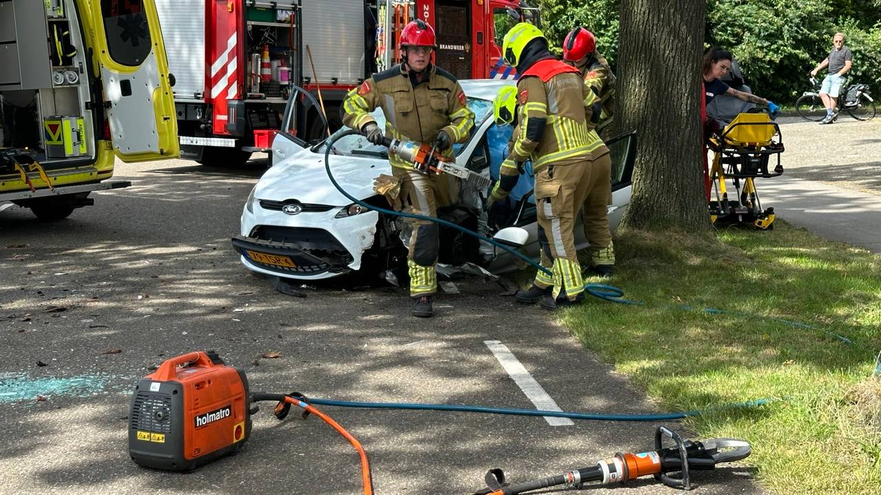 De brandweer bevrijdde de vrouw uit haar auto (foto: SQ Vision/Bart Meesters).