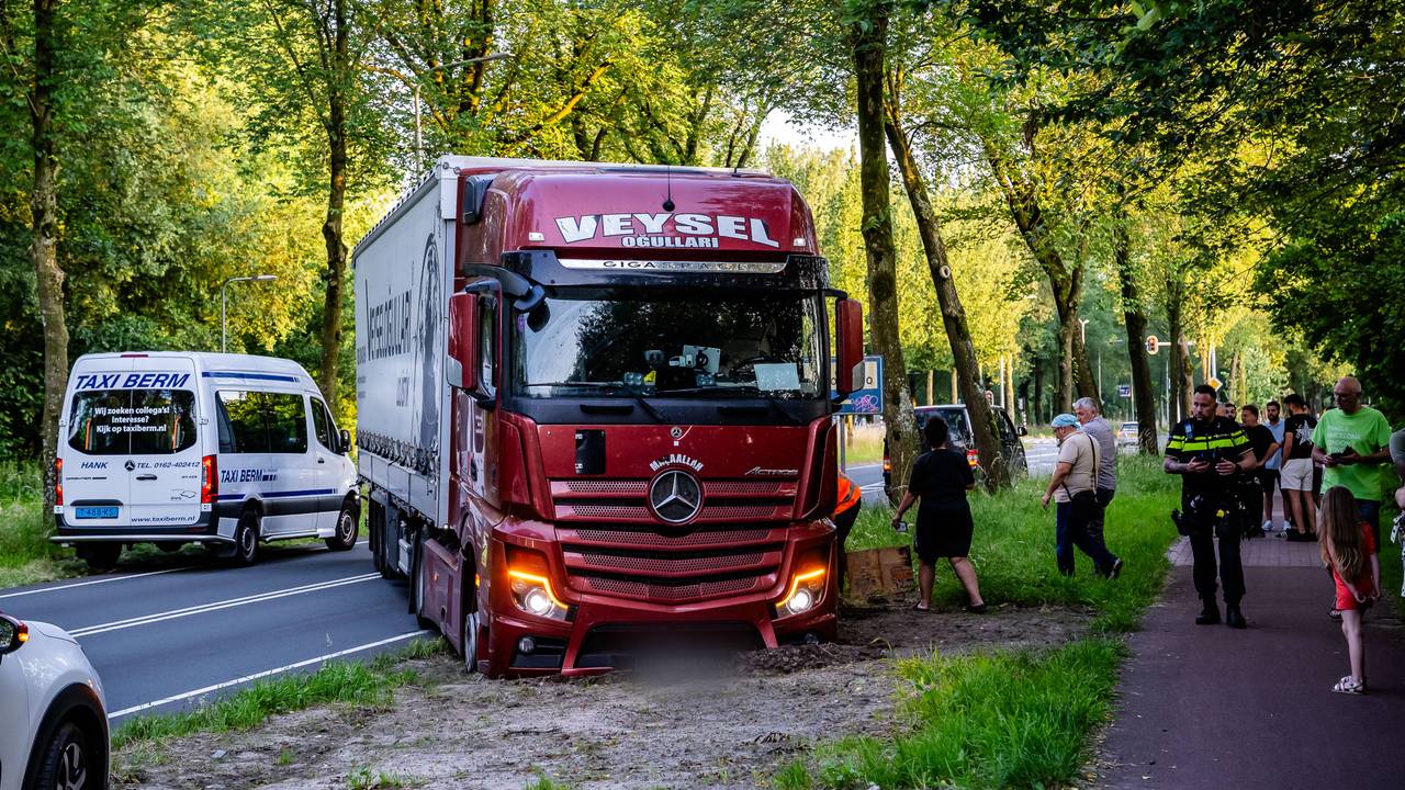 Een vrachtwagen reed zich vast in de berm (foto: SQ Vision/Jack Brekelmans).