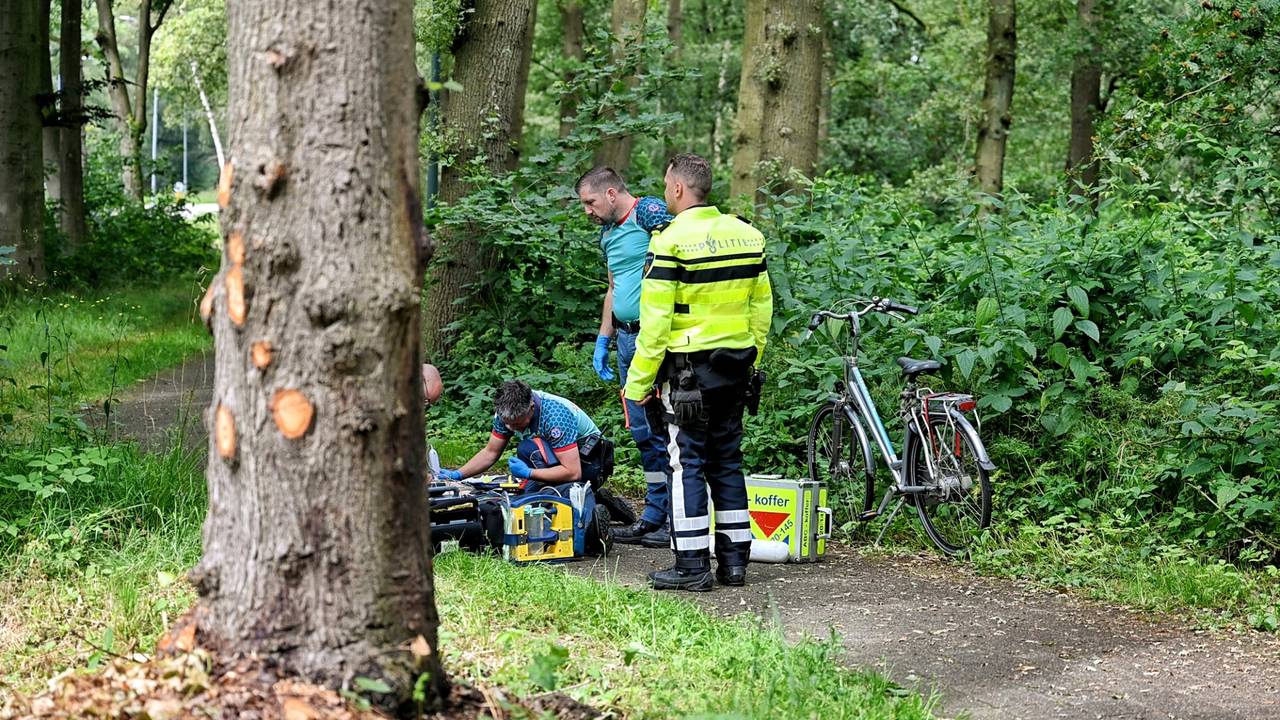 De man werd door omstanders gevonden in de berm (foto: Toby de Kort/SQ Vision