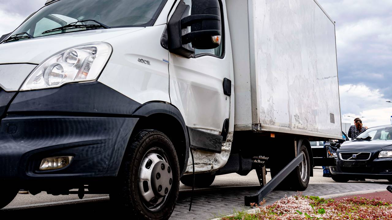 Auto en bestelbus botsen op rotonde in Oosterhout (Foto: Eye4images/SQ Vision) 