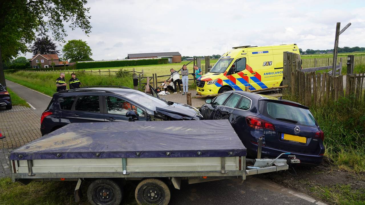 De auto's kwamen bij een beek met elkaar in botsing (foto: Jeroen Stuve/SQ Vision).