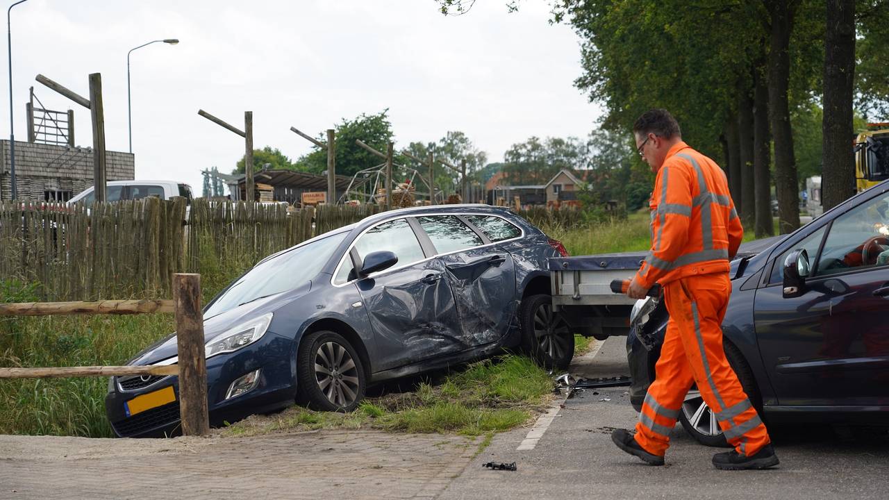De auto met aanhanger kwam in de beek terecht (foto: Jeroen Stuve/SQ Vision).