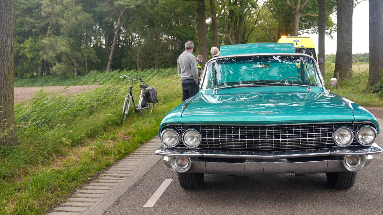 Fietser overlijdt dag na botsing met oldtimer.