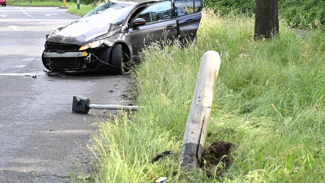 Auto slaat over de kop na botsing op lantaarnpaal.