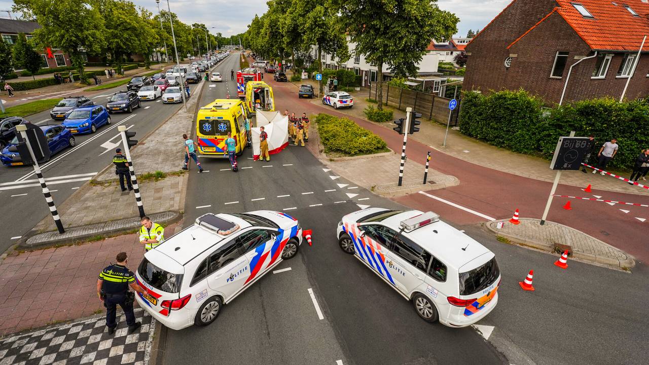 Man zwaargewond na aanrijding auto, traumaheli landt op kruising.