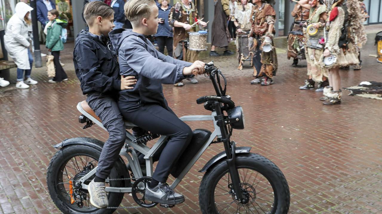 Kinderen op een fatbike in Oss (foto: ANP).