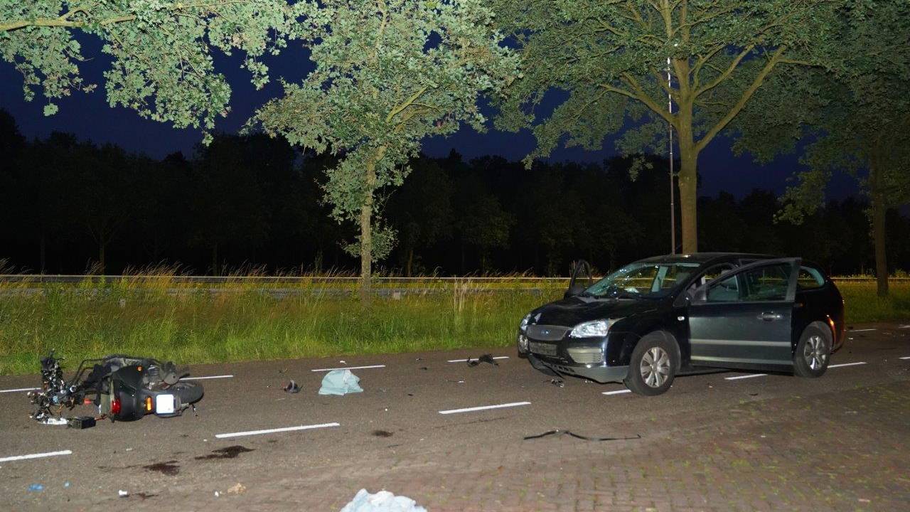 De Boxtelseweg naast de A2 werd na de aanrijding volledig afgesloten (foto: Bart Meesters).